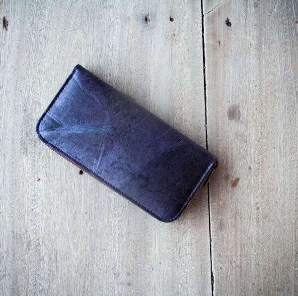 BY COPALA BY COPALA Portemonnaie aus recycelten Blättern / Nachhaltige vegane Brieftasche in Lila / Blau – Produktbild 1 von 6