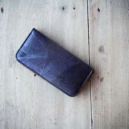 BY COPALA BY COPALA Portemonnaie aus recycelten Blättern / Nachhaltige vegane Brieftasche in Lila / Blau – Produktbild 1 von 1