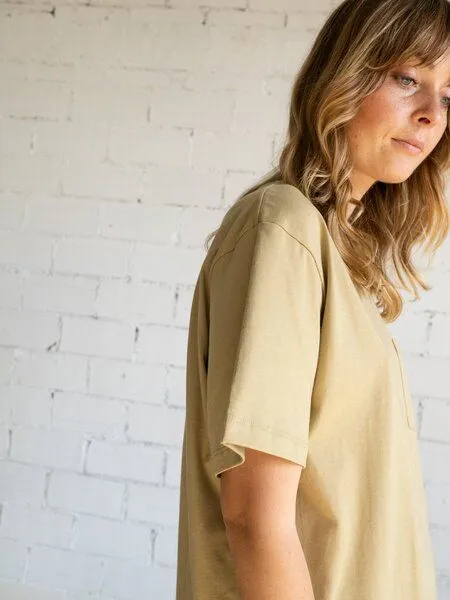 TIRALAHILACHA TIRALAHILACHA Giulia unisex T-shirt with pocket, Beige, – Produktbild 1 von 4