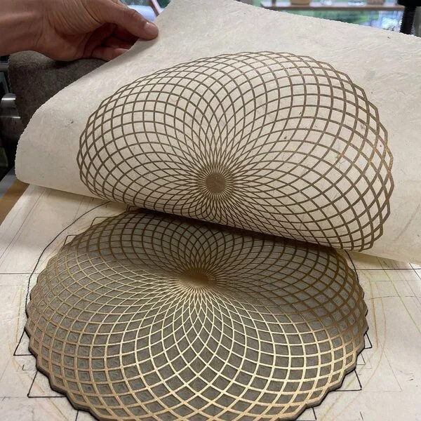 Veskor Cassiopeia Veskor Cassiopeia LOTUS DES LEBENS Heilige Geometrie Linoldruck | 40 x 40 cm | Gold auf Naturweiß – Produktbild 2 von 4