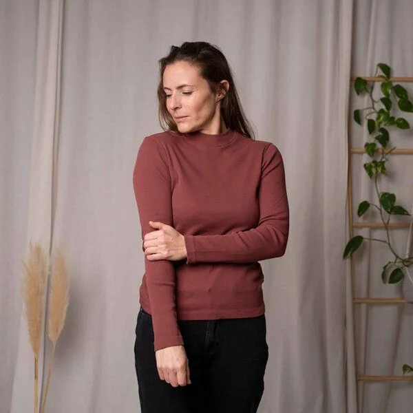 Vresh Clothing Vresh Clothing Viyola - Turtle Neck Longsleeve aus Biobaumwolle, Mahagoni, – Produktbild 2 von 4