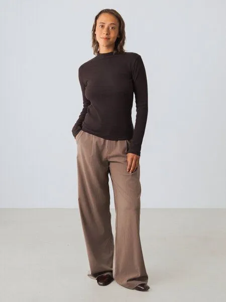 Honest Basics Honest Basics Damen Langarm Shirt mit Stehkragen aus Bio- und recycelter Baumwolle, Erdbraun, – Produktbild 4 von 4
