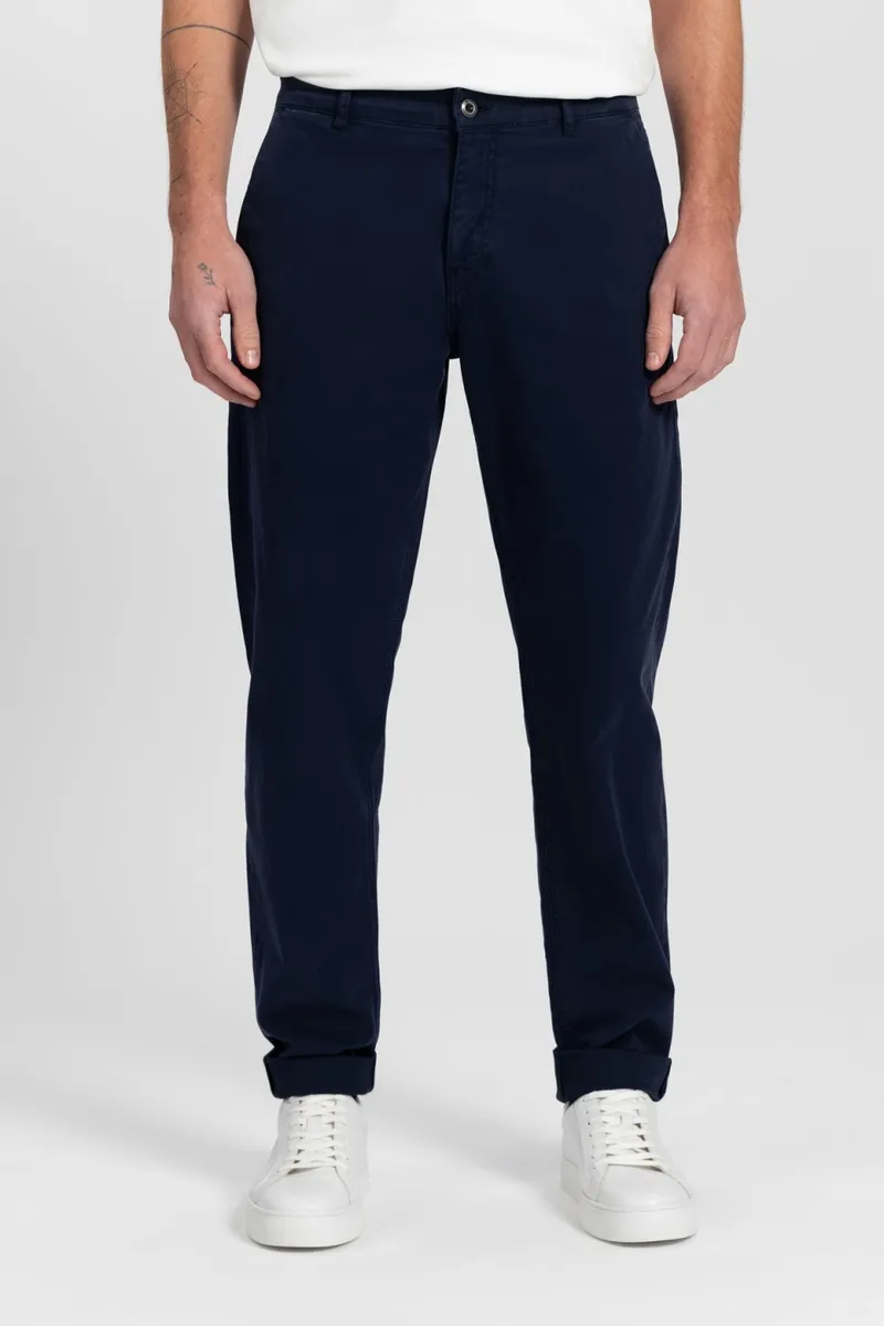 Kuyichi Kuyichi Herren vegan Chino Hose Darren Dunkel Marineblau, Extra dunkelblau, – Produktbild 2 von 2