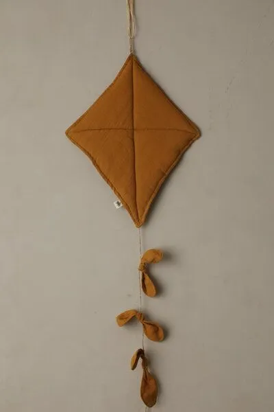 2 Stories 2 Stories KITE Wanddekoration aus Bio Musslin, Senf, – Produktbild 1 von 4