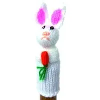 El Puente El Puente Gestrickte Fingerpuppe "Hase mit Möhre" | Fair Trade & Handmade aus Peru – Produktbild 1 von 1