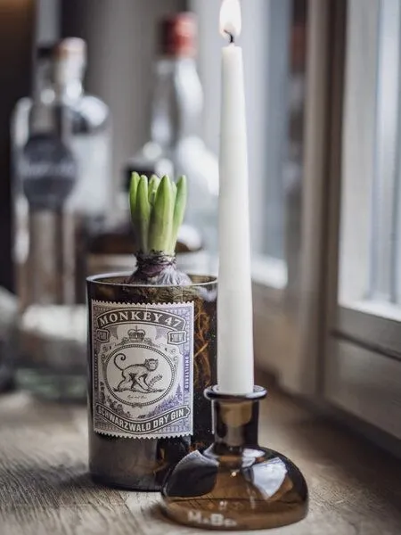MaBe MaBe Set Kerzenständer & Vase handgefertigtes Upcycling aus der Ginflasche mit dem Affen – Produktbild 1 von 4