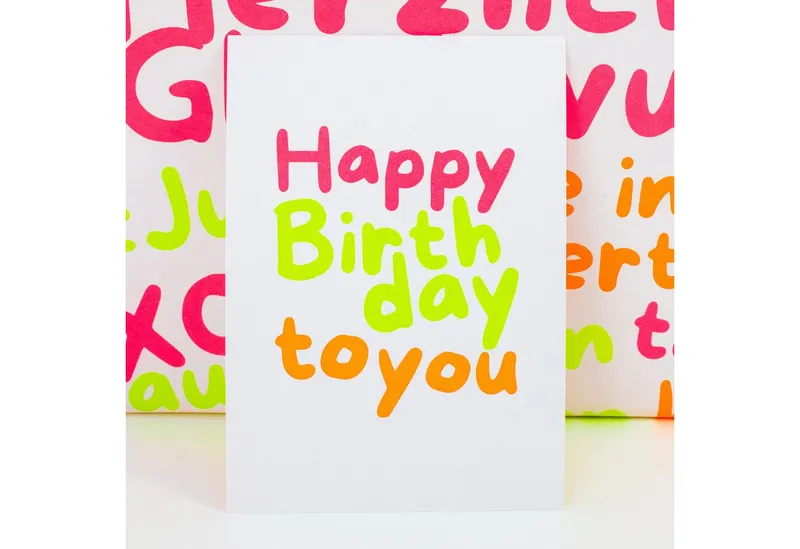 Bow & Hummingbird Bow & Hummingbird Postkarte "Happy Birthday" (Neon) aus Recyclingpapier – Produktbild 5 von 6