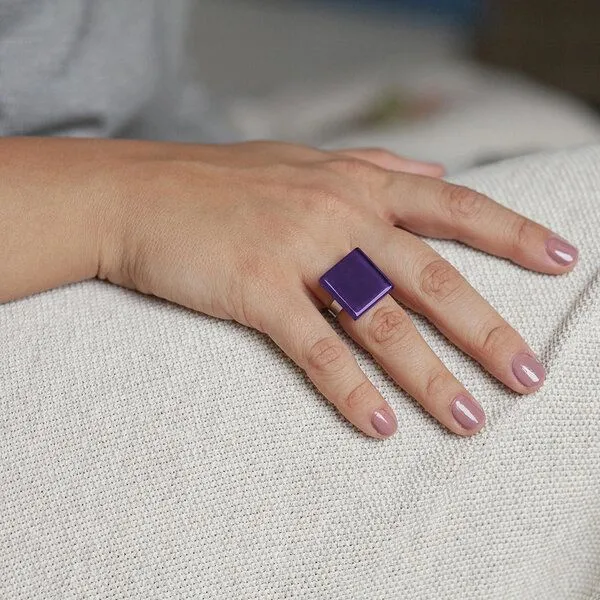 ALEXASCHA ALEXASCHA Geometrischer Statement Ring aus Glas PUREFORM, Amethystlila, – Produktbild 2 von 4