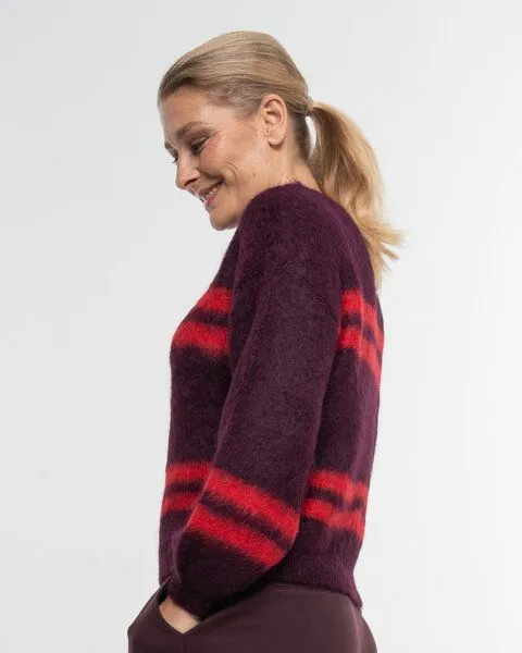 Alma & Lovis Alma & Lovis Flauschig gebrushter Pullover aus Alpakastrick | Brushed Stripe Pulli, Plum (rot), – Produktbild 3 von 4