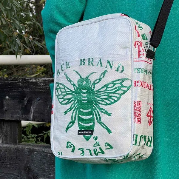 MoreThanHip MoreThanHip Unisex Umhängetasche aus recycelten Zement- oder Tierfuttersäcken - Kosal, Weiß/grün - biene, – Produktbild 3 von 4
