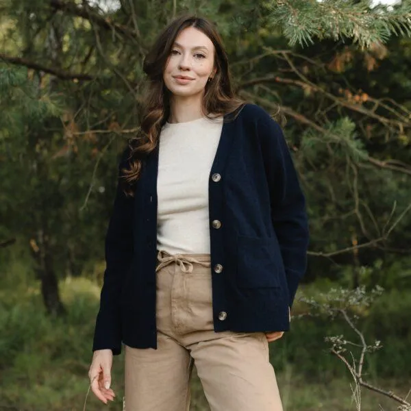 NORDLICHT NORDLICHT Cardigan Milla mit V-Ausschnitt aus 100% recycelter Wolle, Marineblau (blau), – Produktbild 1 von 4