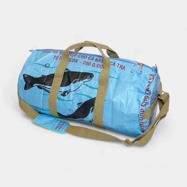 REFISHED fair fashion REFISHED fair fashion Tasche 'SPORTY BAG' - upcycelte Fischfuttersäcke, #fish hellblau (blau), – Produktbild 1 von 4