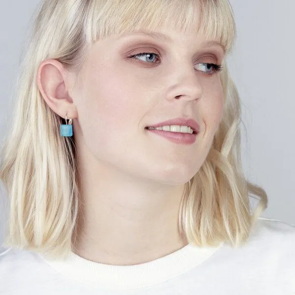 ALEXASCHA ALEXASCHA Geometrische Ohrringe hängend aus Glas | PUREFORM, Aquablau, – Produktbild 4 von 6