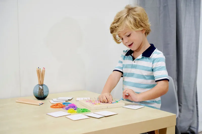 eichhorn eichhorn Lernspielzeug Montessori Geometriebrett, Bunt, – Produktbild 4 von 5