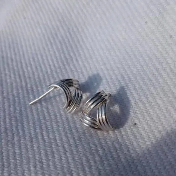 pakilia pakilia Ohrstecker "Triangulo Lineas" – Produktbild 1 von 1