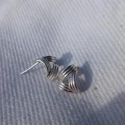 pakilia pakilia Ohrstecker "Triangulo Lineas" – Produktbild 1 von 1