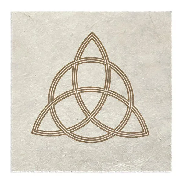Veskor Cassiopeia Veskor Cassiopeia TRIQUETRA Heilige Geometrie Linoldruck | 22 × 22 cm | Gold auf Naturweiß – Produktbild 1 von 4