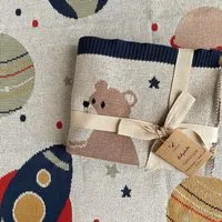 nidito nidito Bio Babydecke Baumwolle Universum - 80x100 cm - 100% Bio-Baumwolle - Beige Blau Bunt – Produktbild 1 von 1
