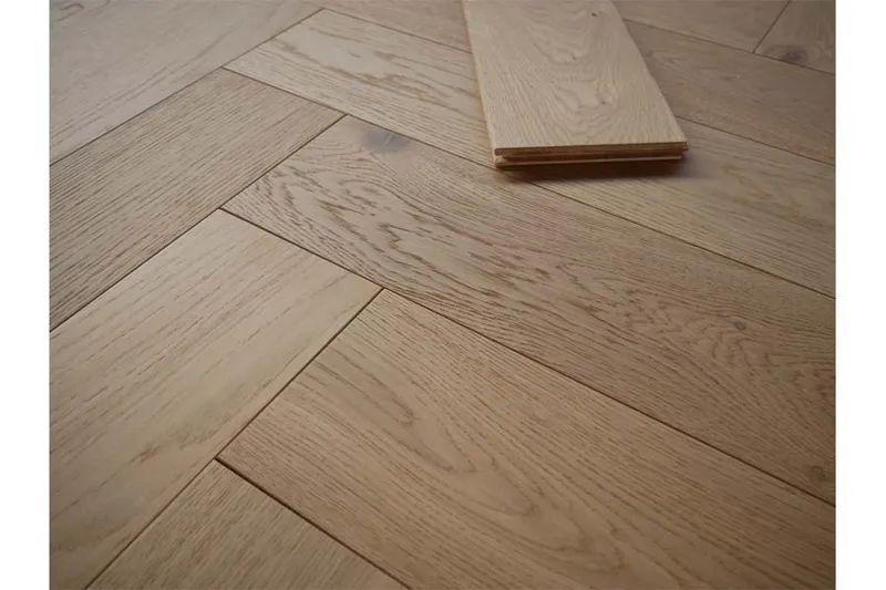 woodstore24 woodstore24 Eiche Parkett, Fischgrät, unsichtbar lackiert, matt, 14 mm (S) x 125 mm (B) x 600 mm (L), Sortierung Natur (1,2 m² / Paket) – Produktbild 2 von 2