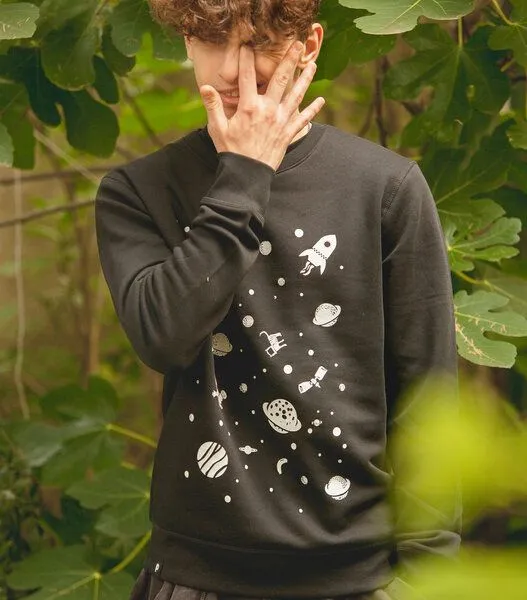 päfjes päfjes Weltall mit Katze & Astronaut - Fair Wear Unisex Sweater - Schwarz – Produktbild 4 von 4