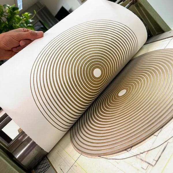 Veskor Cassiopeia Veskor Cassiopeia GONG Heilige Geometrie Linoldruck | 40 × 40 cm | Gold auf Weiß – Produktbild 2 von 4