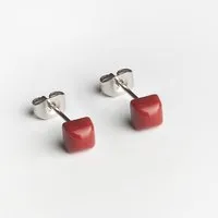 ALEXASCHA Geometrische Ohrstecker klein, Kirschrot, – Produktbild 1 von 1