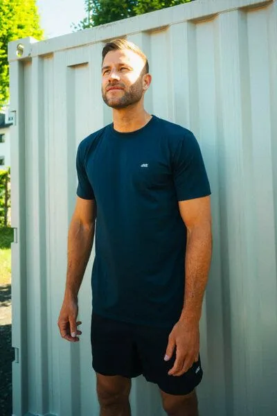 DIRTS dirts Classic Athletic T-Shirt, Black, – Produktbild 1 von 4