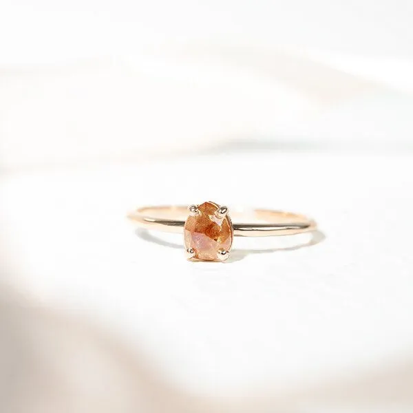 Eppi Eppi Goldener Ring mit Salt and Pepper Diamant in Birnenform Lorelei – Produktbild 3 von 4