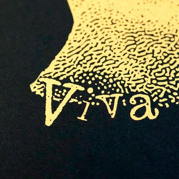 HANDGEDRUCKT HANDGEDRUCKT "Viva la Fantasia" A2 Hand-Siebdruck-Poster, Schwarz/gold, – Produktbild 2 von 2