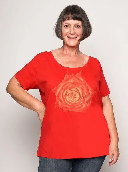 Peaces.bio - handbedruckte Biomode Peaces.bio - handbedruckte Biomode Bio-Damen-Loosefit-T-Shirt Rose, Rot, – Produktbild 1 von 2