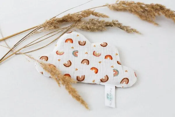 NoniKids Berlin Wärmekissen Bio Dinkel Wolke *Musselin* in verschiedenen Prints | NoniKids Berlin, Regenbogen beige, – Produktbild 3 von 3