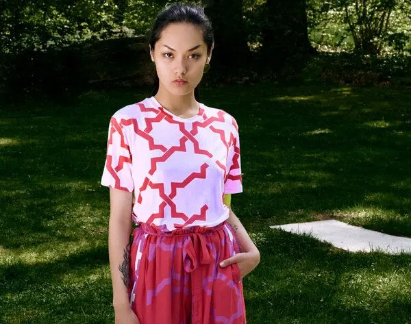 Sophia Schneider-Esleben Sophia Schneider-Esleben Unisex T-Shirt Mio - aus Bambuscellulose gewonnene Viskosefaser, Weiß-rot, – Produktbild 2 von 4