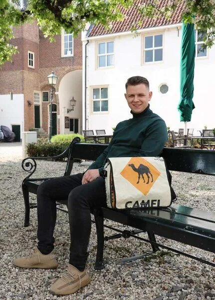 MoreThanHip MoreThanHip Geräumige Umhängetasche aus recycelten Zement- oder Fischfuttersäcken – Sabay, Elefant - rot creme, – Produktbild 4 von 4