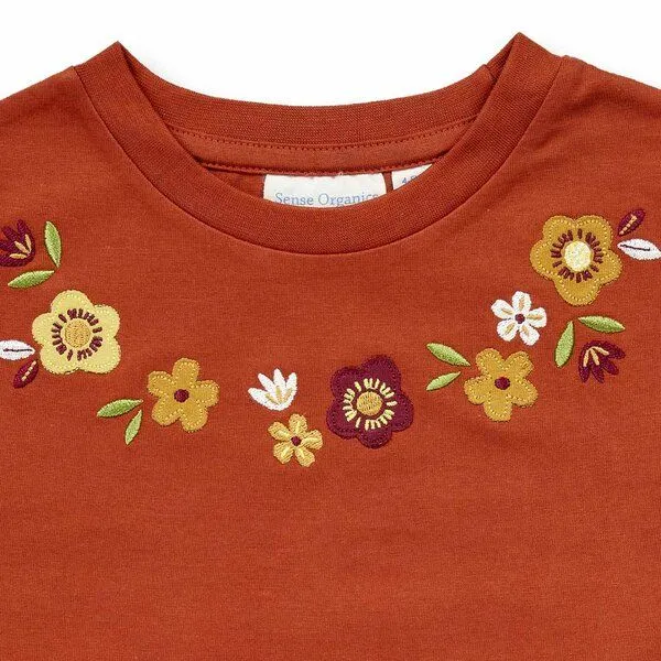 Sense Organics Sense Organics Mädchen Langarmshirt mit Blumen auf Terrakottarot, Modell YOOBI, Blumen auf terrakotta, – Produktbild 2 von 3