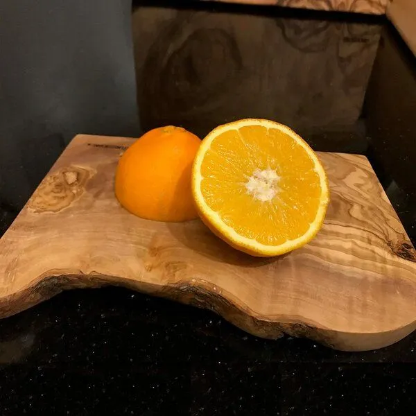 NATUREHOME NATUREHOME Servier-Schneidebrett mit Naturkante Olivenholz Auswahl Größe – Produktbild 3 von 4