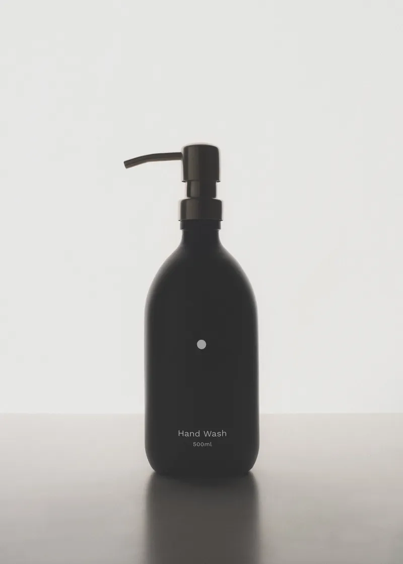 Minimalistischer schwarzer Seifenspender – Produktbild 1 von 3