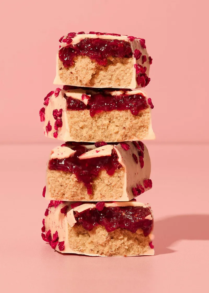 KoRo Vegan Bio Protein Bar Raspberry White Choc | 3 x 45 g – Produktbild 2 von 5