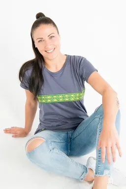 Maishameanslife Maishameanslife Kudhinda Stripe - Frauen T-shirt - Charcoal Grau – Produktbild 1 von 1