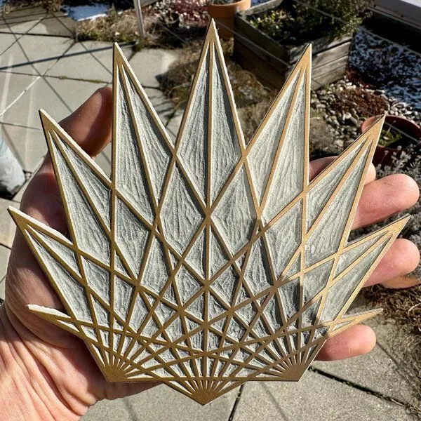 Veskor Cassiopeia Veskor Cassiopeia STAR SHELL Heilige Geometrie Linoldruck | 22 × 22 cm | Gold auf Schwarz – Produktbild 4 von 4