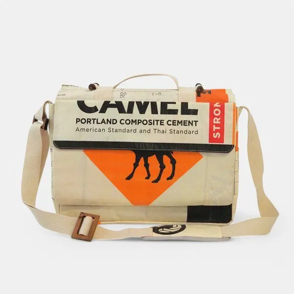 REFISHED fair fashion REFISHED fair fashion Tasche 'MESSENGER BAG' - upcycelte Zementsäcke, #cement beige-orange, – Produktbild 1 von 3