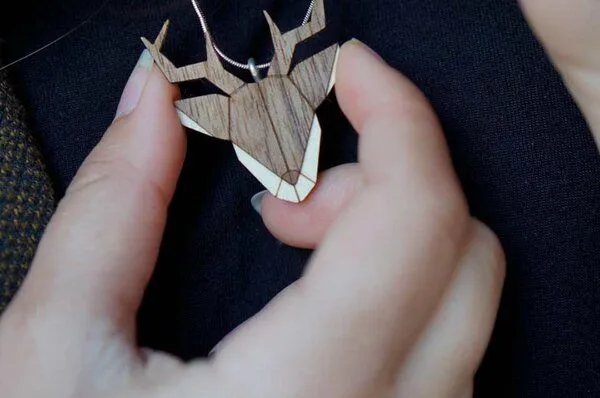 BeWooden BeWooden Halskette Hirsch | Kette mit Anhänger aus Holz, Deer, – Produktbild 3 von 4