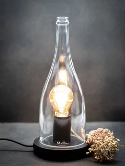MaBe MaBe TischLeuchte 2in1 Bordeaux 1,5l Sekt – Produktbild 1 von 1
