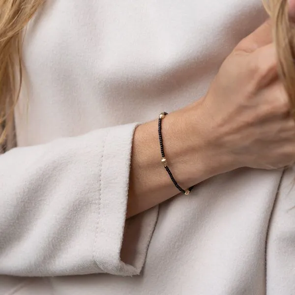 juni juni Perlenarmband "Elise" mit geriffelten Goldperlen aus recyceltem Gold, Schwarz, – Produktbild 2 von 3