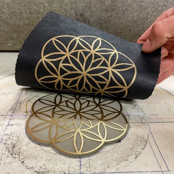 Veskor Cassiopeia Veskor Cassiopeia FLOWER PETALS OF LIFE Heilige Geometrie Linoldruck | 16 × 16 cm | Gold auf Schwarz – Produktbild 2 von 4