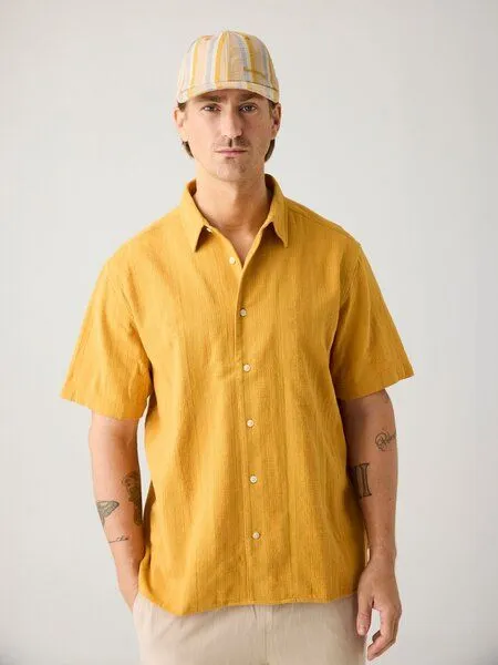 KnowledgeCotton Apparel KnowledgeCotton Apparel Lockeres Kurzarmshirt mit Struktur aus Bio-Baumwolle, Gelb-amber-gold, – Produktbild 1 von 2