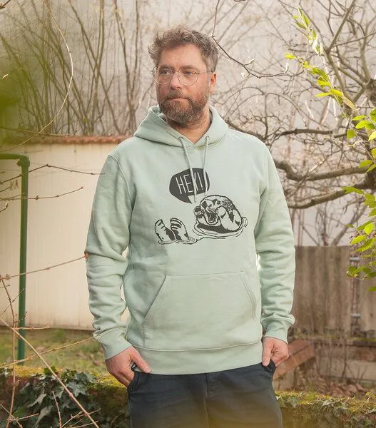 päfjes päfjes Hey Oskar Otter - Unisex Fair Wear Hoodie - Aloe – Produktbild 3 von 4
