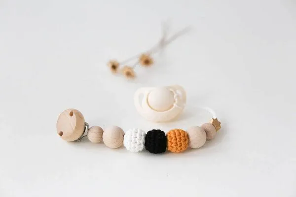 NoniKids Berlin NoniKids Berlin Schnullerkette Holz *Sternchen* 10 Farben I Bio Baumwollgarn I NoniKids, S/w senf, – Produktbild 1 von 4