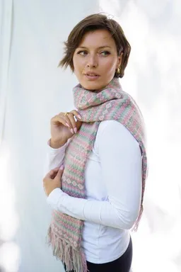 Haus of Namaste Haus of Namaste Handgefertigter Fair-Isle-Schal aus 100 % Lammwolle: Winterschal in Pink und Grün | Hergestellt in Nepal | Nachhaltig, fair und ethisch. – Produktbild 1 von 1