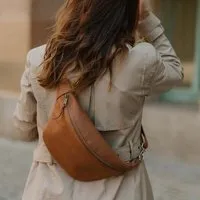 BOWLEANIES TASCHEN BOWLEANIES TASCHEN Große XXL Gürteltasche aus Lederfaserstoff, Braun mit silber, – Produktbild 1 von 1