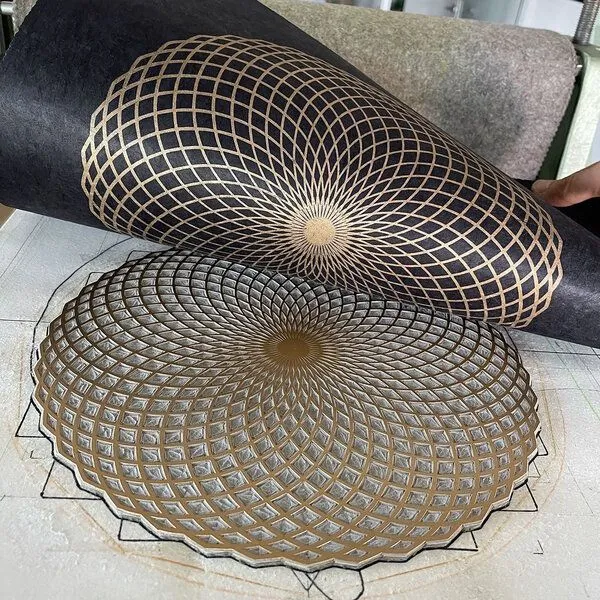 Veskor Cassiopeia Veskor Cassiopeia LOTUS DES LEBENS Heilige Geometrie Linoldruck | 40 x 40 cm | Gold auf Schwarz – Produktbild 4 von 4